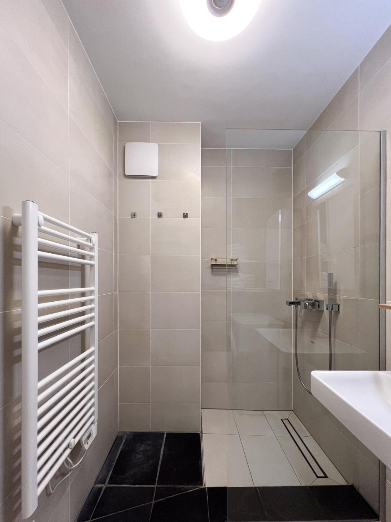 Modern Apartment W/ Cozy Balcony Near City Center 维也纳 外观 照片